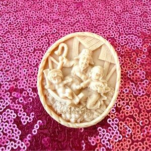 🥖VINTAGE 1990s Resin Nativity Holy Family Pin